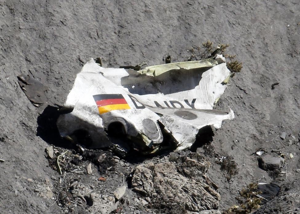 Mảnh xác chiếc Airbus A320 của hãng hàng không giá rẻ Germanwings của Đức nằm trên dãy núi Alps, đoạn chạy qua khu vực Seyne-les-Alpes, Pháp hôm 26/3. Cơ phó của chuyến bay 9525 cướp quyền kiểm soát phi cơ trước khi lao nó xuống dãy núi làm 150 người có mặt trên máy bay thiệt mạng. Tuy nhiên, nhà chức trách Pháp, nơi phi cơ lao xuống, chưa thể xác định nguyên nhân khiến cơ phó 28 tuổi Andreas Lubitz tự sát. Ảnh: Reuters